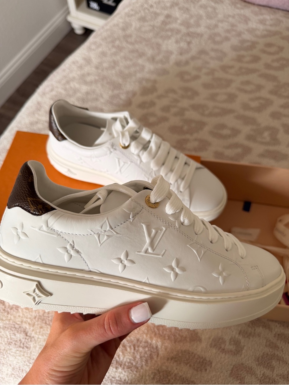 BRAND NEW Louis Vuitton White Leather Monogram Sneakers